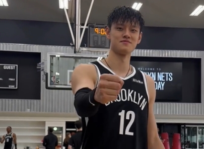 【球盟会】🔥帅气小伙！曾凡博在媒体日上已经上身了篮网12号新球衣😍