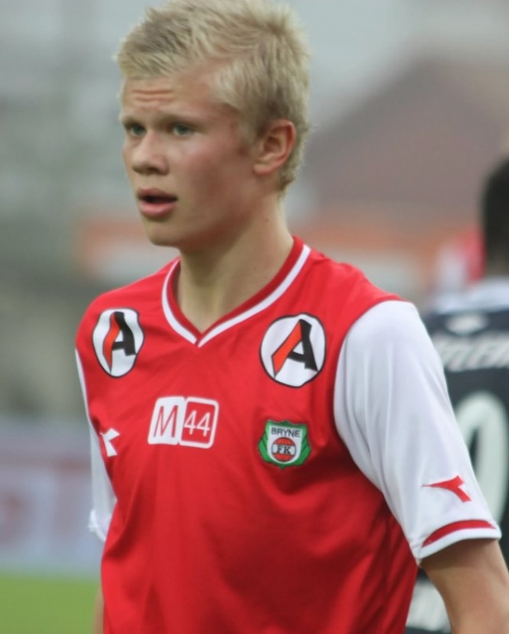 哈兰德社媒晒出玩《FC26》游戏照片：选用挪威青训母队打生涯模式