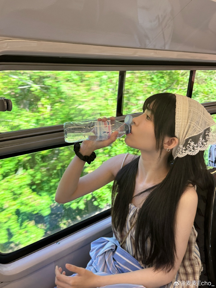 无畏契约赛事主持人麦麦晒照:感受空气和阳光~