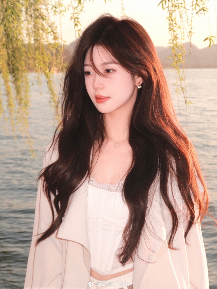 西施啊姐妹😍Meiko女友郑子怡晒照：西湖水