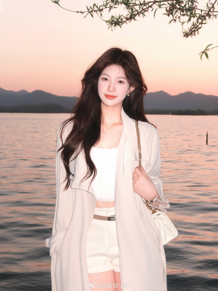 西施啊姐妹😍Meiko女友郑子怡晒照：西湖水