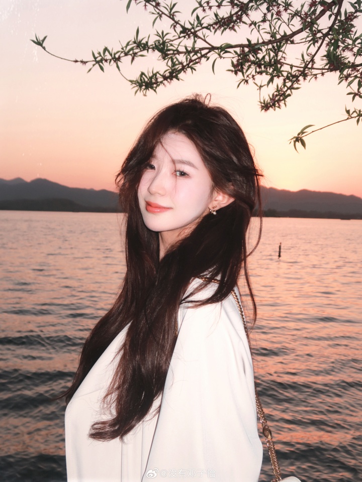 西施啊姐妹😍Meiko女友郑子怡晒照：西湖水