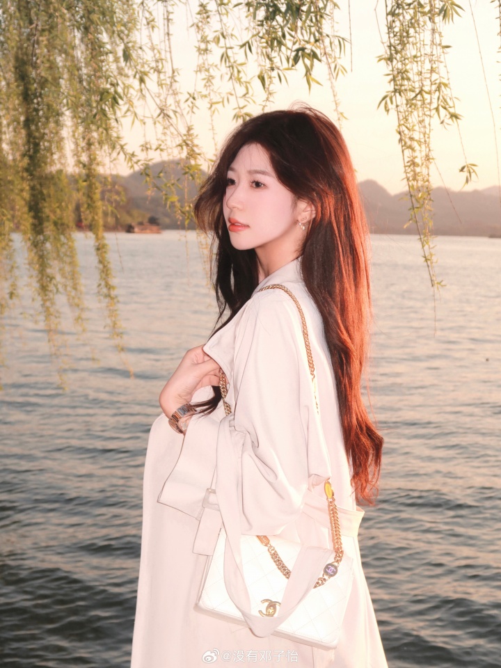 西施啊姐妹😍Meiko女友郑子怡晒照：西湖水