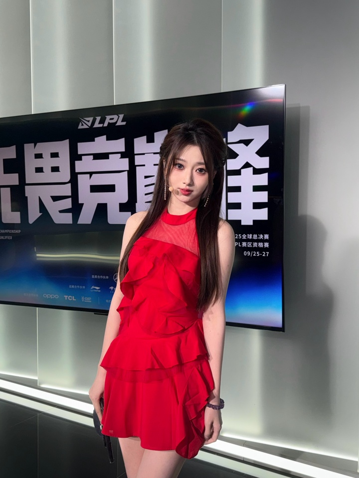 😍烈焰迷唇炽烈撩人！美女主持阿芙红色连衣裙尽显青春魅力