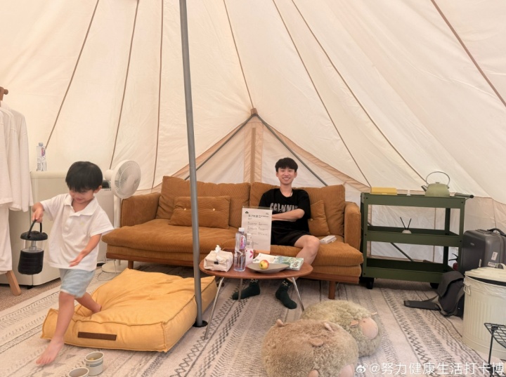 inb哥还没开始备战区王争霸赛？糖小幽晒露营照：全家开心野外露营享受生活