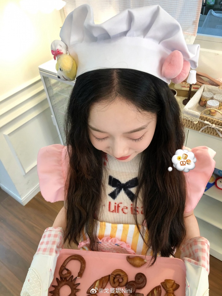 无畏契约解说戈曼妮晒照：厨娘妮上线 谁能看出来这是我弄的蛋卷头