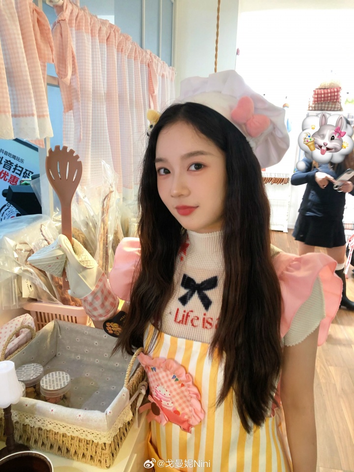 无畏契约解说戈曼妮晒照：厨娘妮上线 谁能看出来这是我弄的蛋卷头