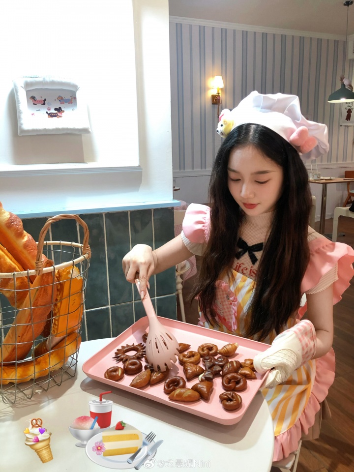 无畏契约解说戈曼妮晒照：厨娘妮上线 谁能看出来这是我弄的蛋卷头