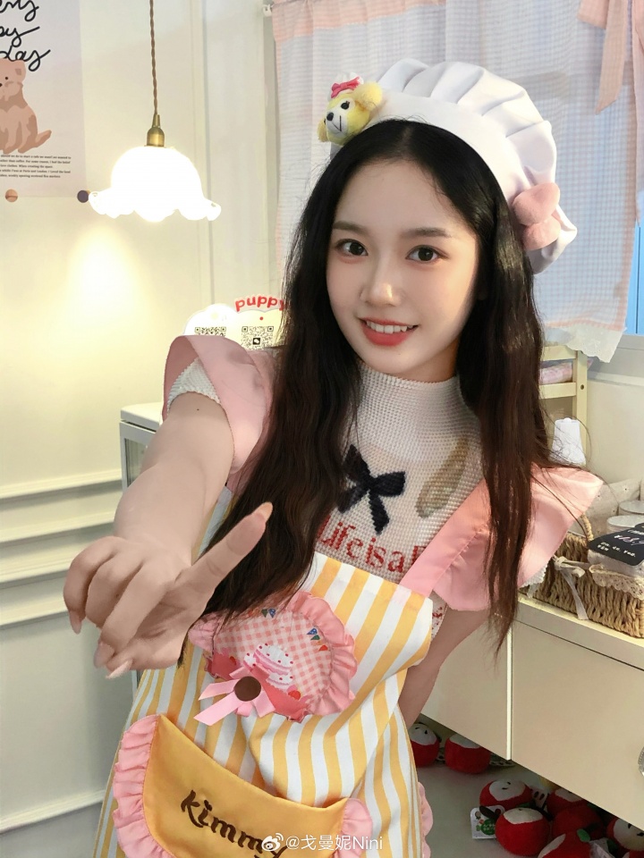 无畏契约解说戈曼妮晒照：厨娘妮上线 谁能看出来这是我弄的蛋卷头