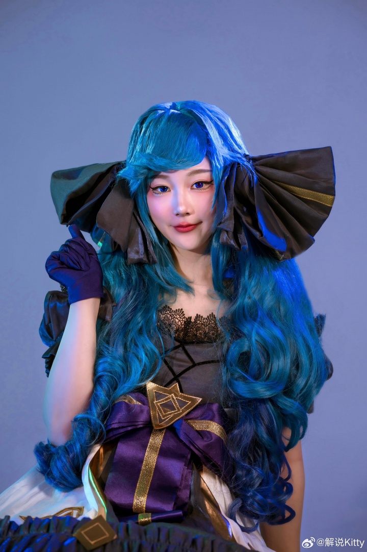 前英文解说Kitty更博晒Cos照：格温不受影响