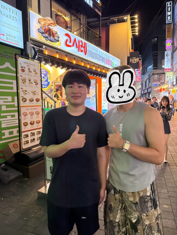 网友韩国明洞偶遇iG众人并亲切合影：人线下都很温柔很好