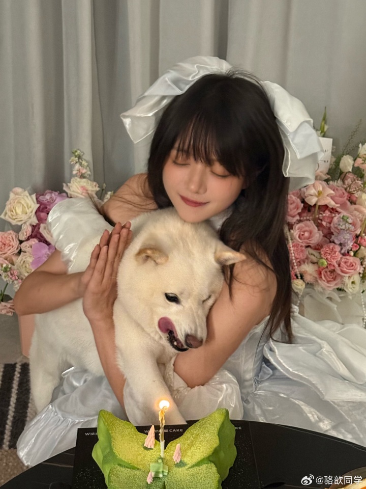 主持骆歆生日返图：所有10月5日生日的朋友！今天没有流星也能许愿哦~