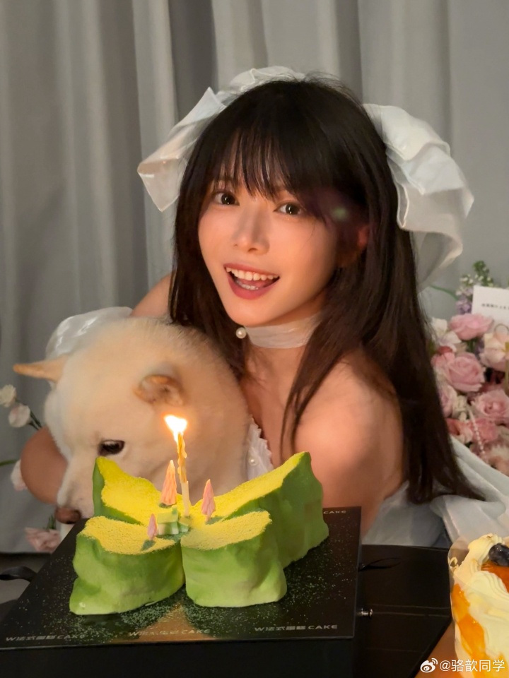 主持骆歆生日返图：所有10月5日生日的朋友！今天没有流星也能许愿哦~