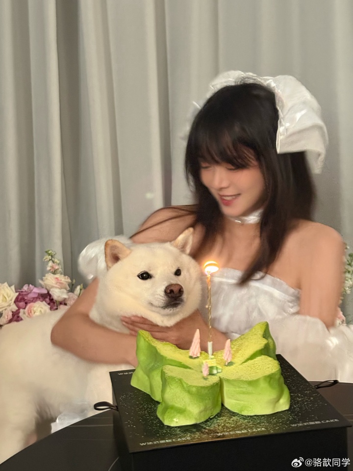 主持骆歆生日返图：所有10月5日生日的朋友！今天没有流星也能许愿哦~