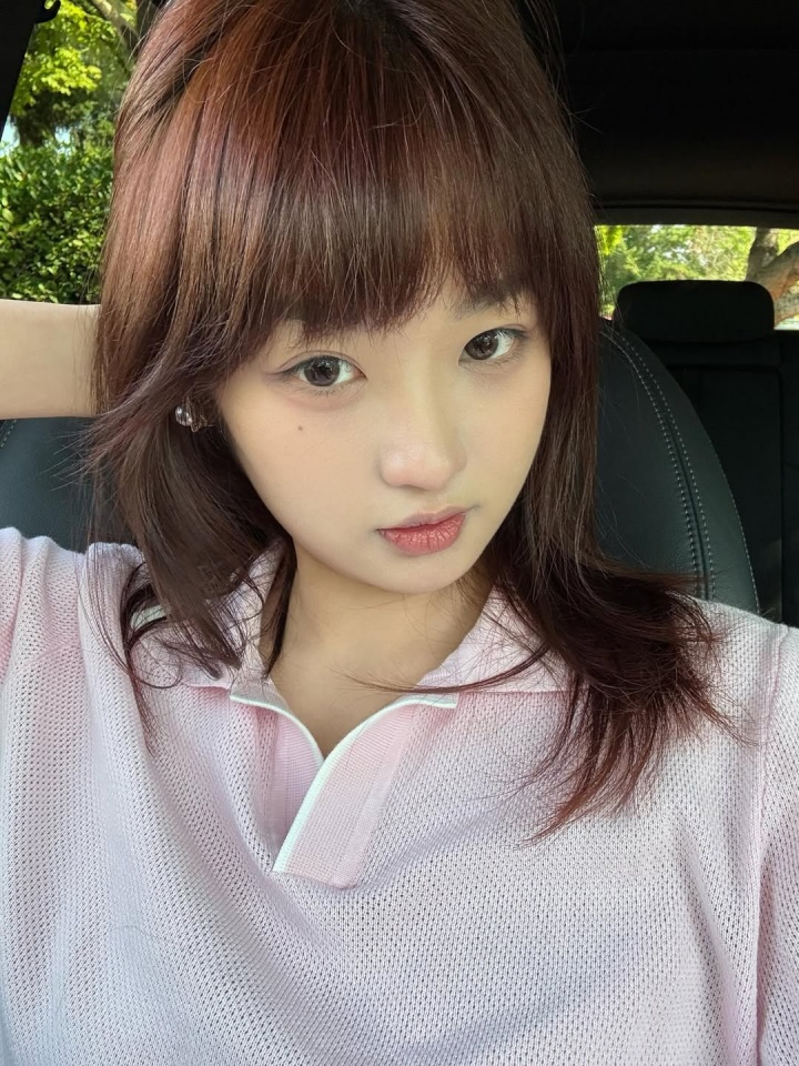 杨瀚森与女友甜蜜互动