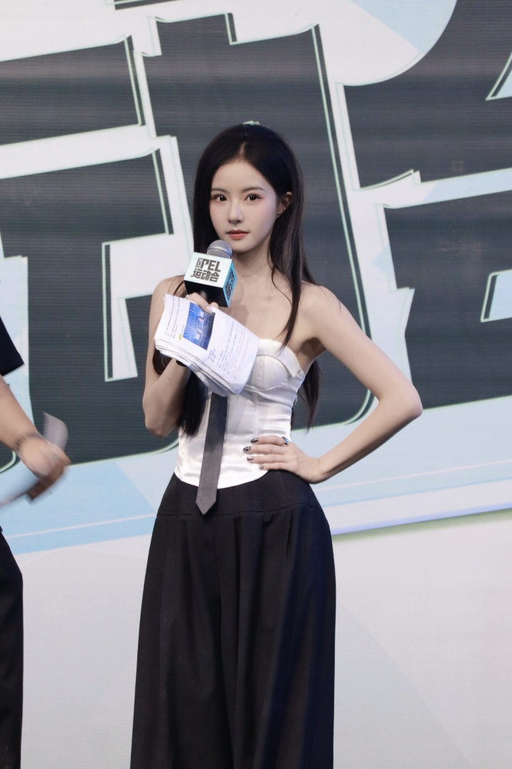 好美👅PEL主持方游晒照：肤白貌美搭配纯欲辣妹抹胸