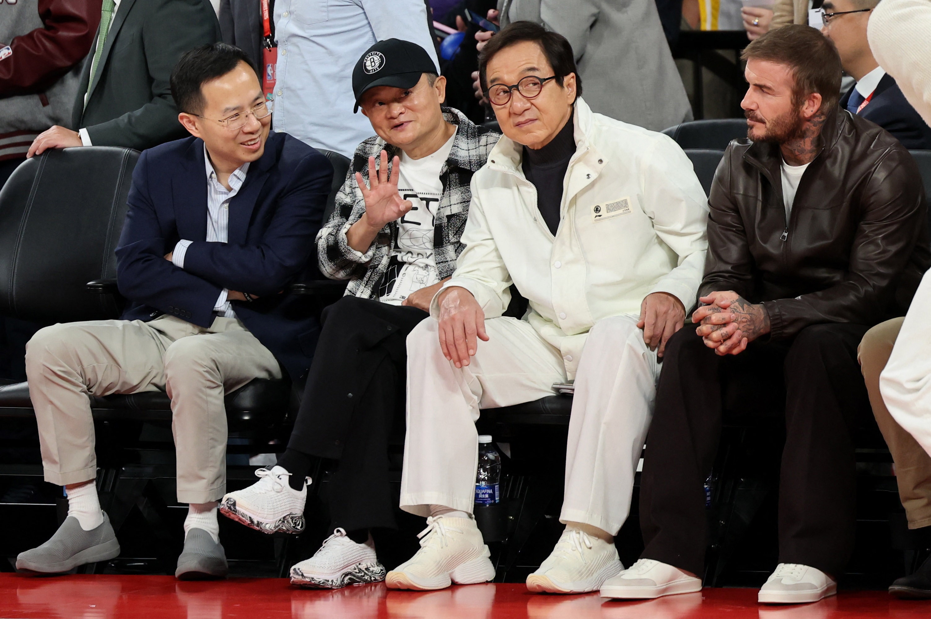 排面！贝克汉姆与成龙、马云并排观赛NBA中国赛