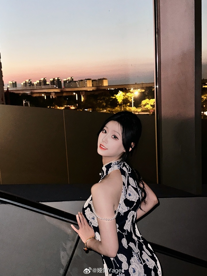 永劫无间主持娅鸽晒照：要不要一起看今天的晚霞～
