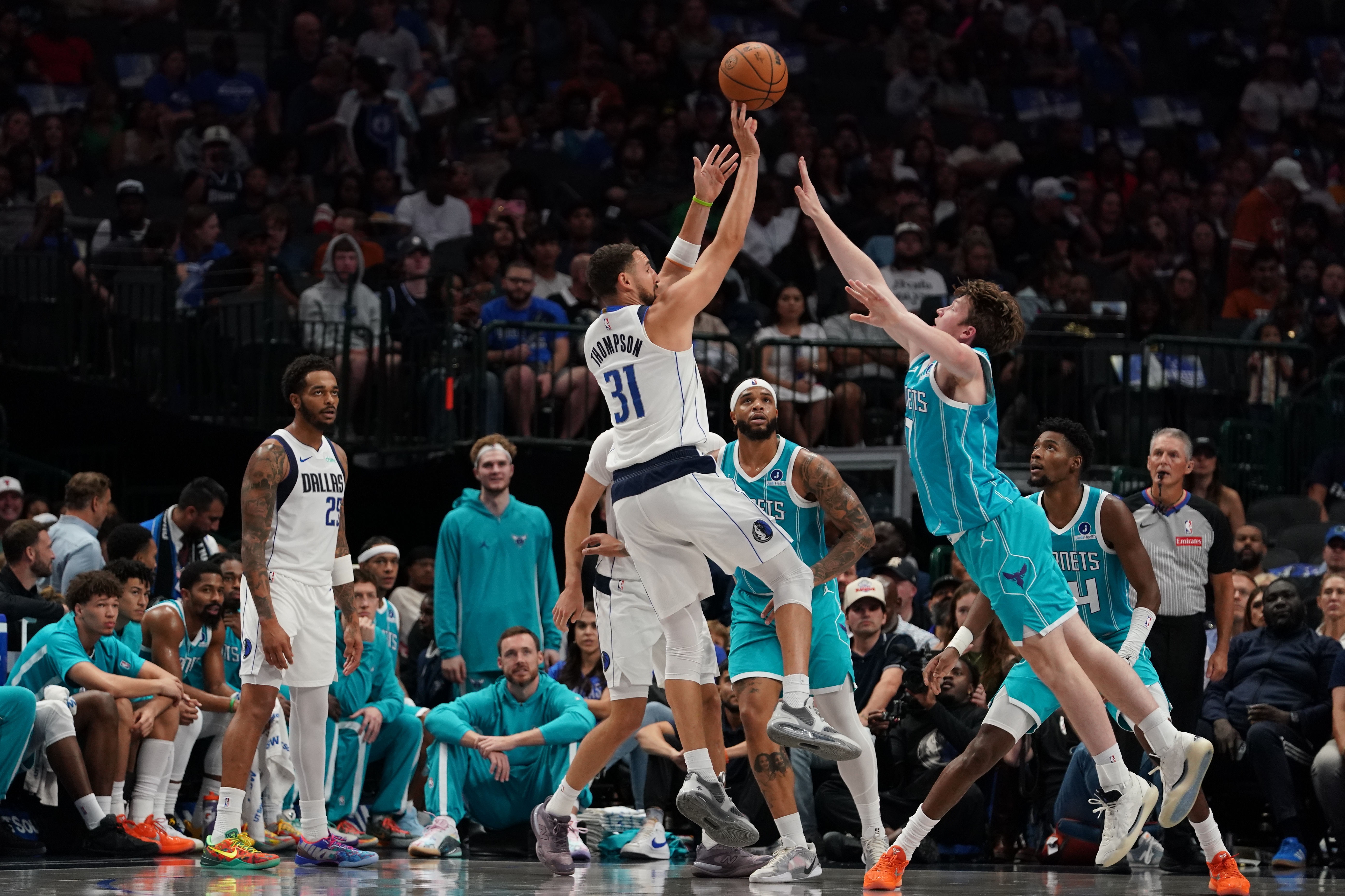 三分手感不错！克莱11投5中&三分7中4得到14分1板