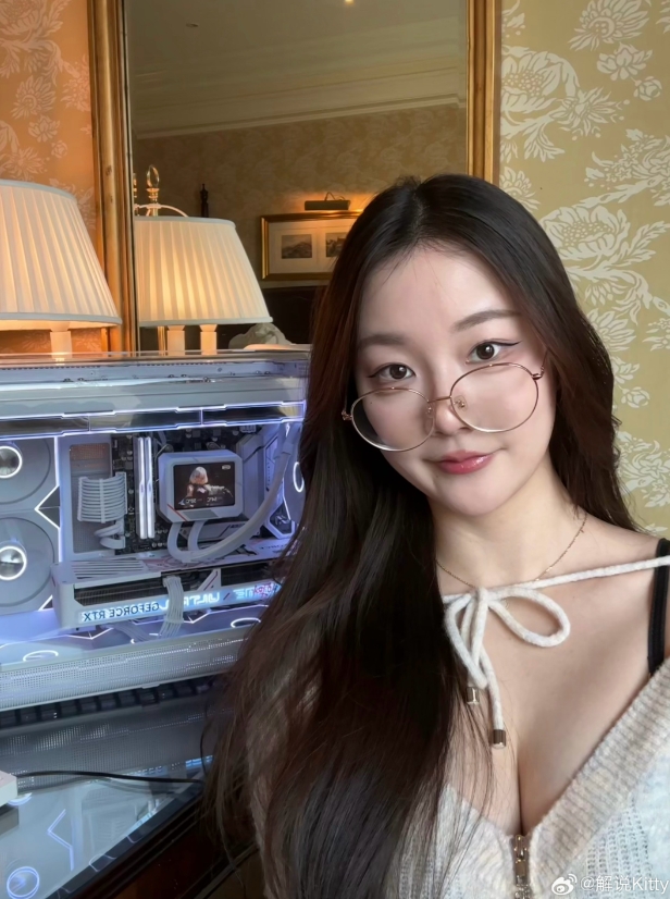 不看电脑挑战！Kitty晒照：感谢姿态去年送的电脑 真嘟太喜欢啦！