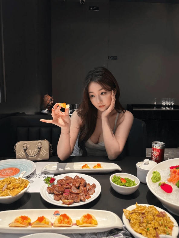 解说Kitty分享照片：你愿意跟我一起看全球总决赛吗？
