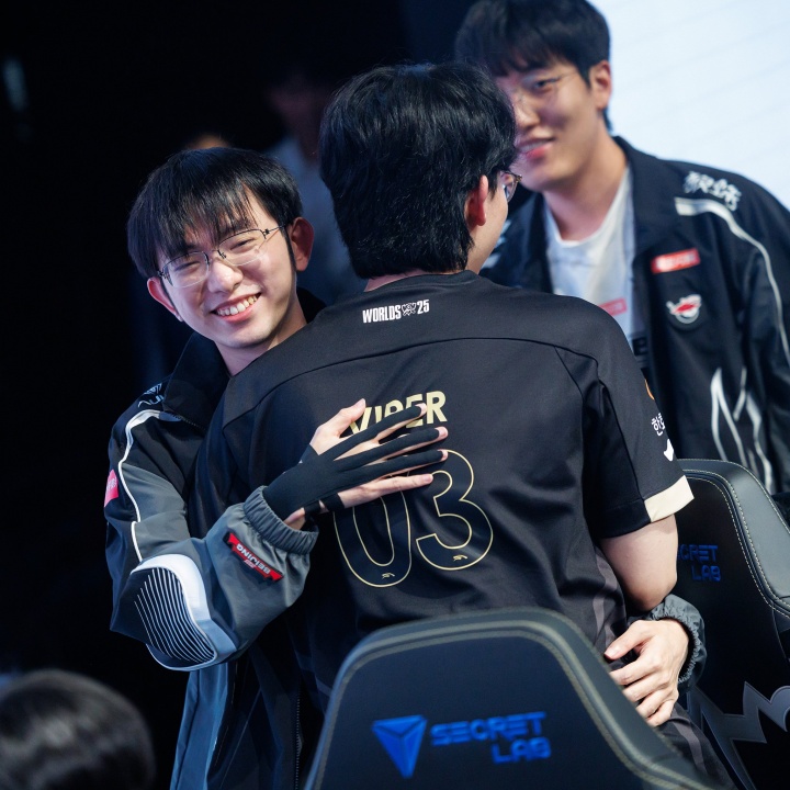 属于2021EDG的团聚时刻！LoLesports晒出Flandre与Viper拥抱照片
