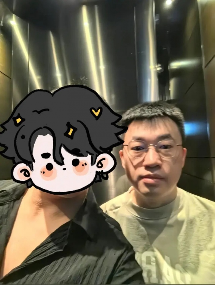 军中无戏言！网友与xiaohu成为邻居并分享合照 自爆小区一平方10万