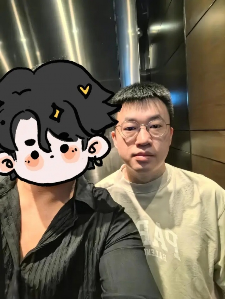 军中无戏言！网友与xiaohu成为邻居并分享合照 自爆小区一平方10万