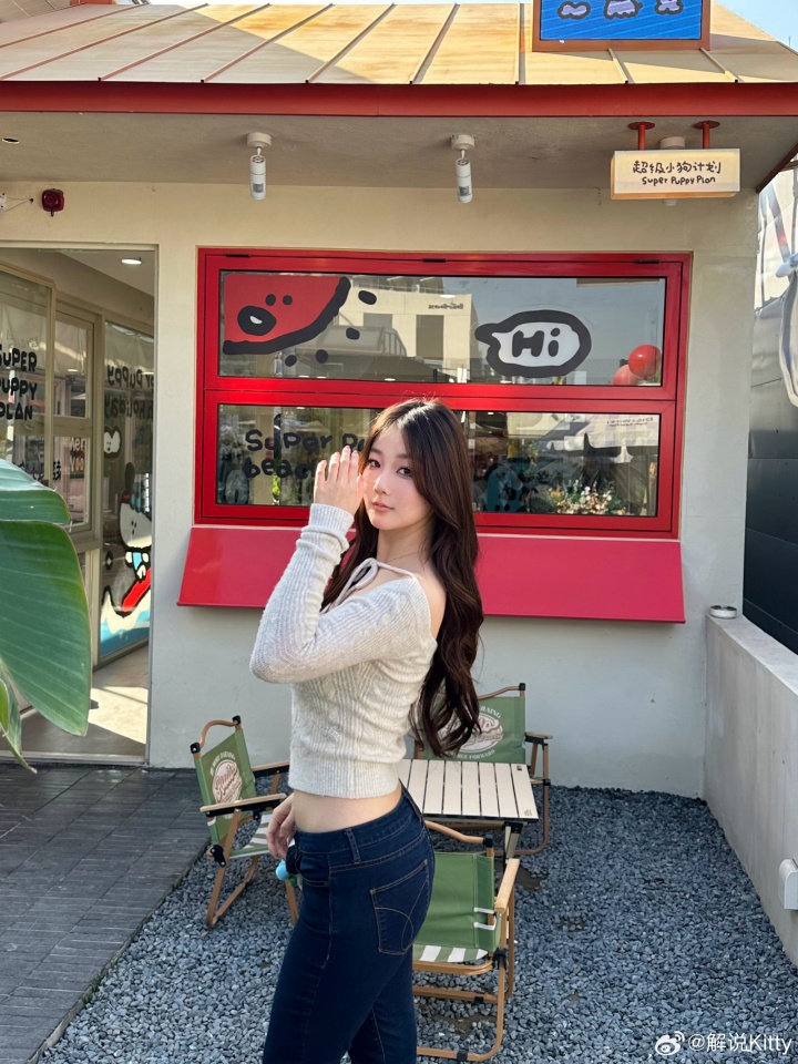 美女解说Kitty晒照：喜欢我这套穿搭么😍😍😍