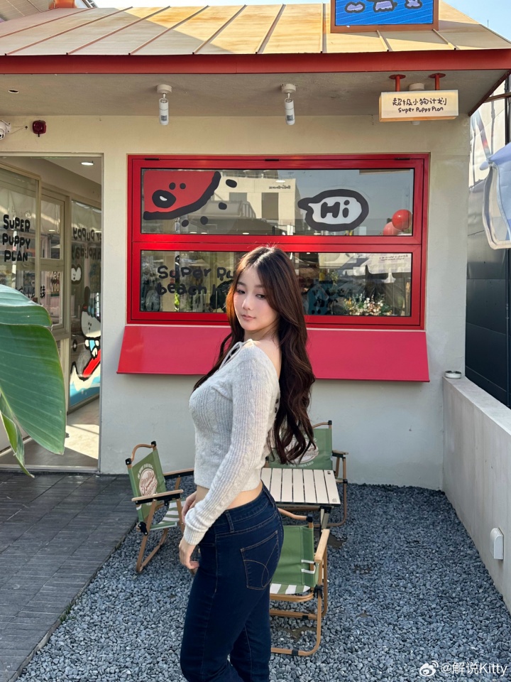 美女解说Kitty晒照：喜欢我这套穿搭么😍😍😍
