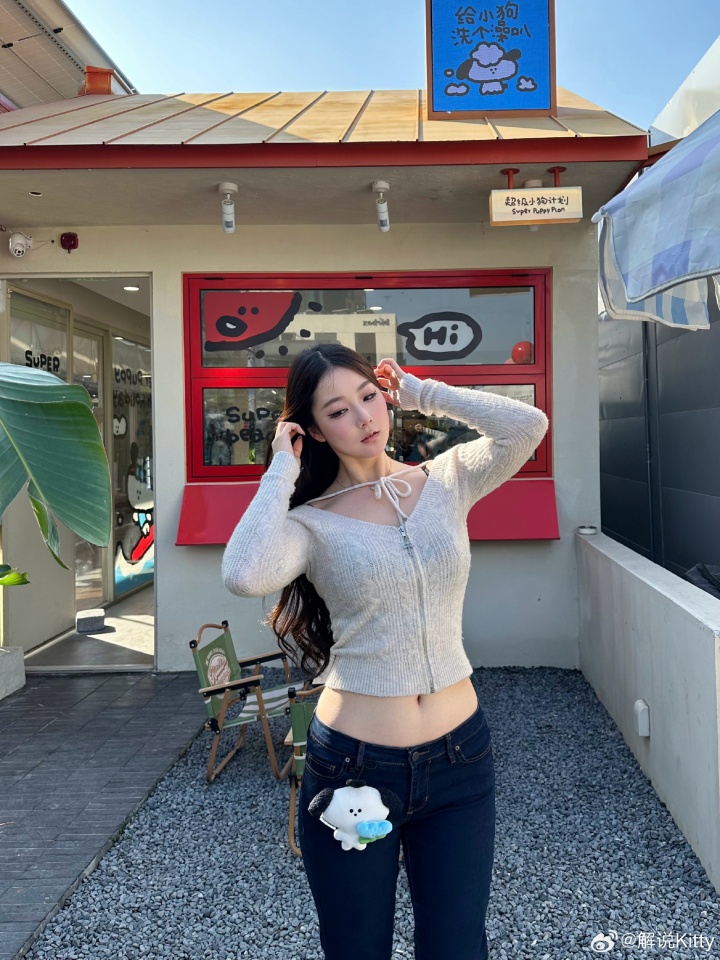 美女解说Kitty晒照：喜欢我这套穿搭么😍😍😍