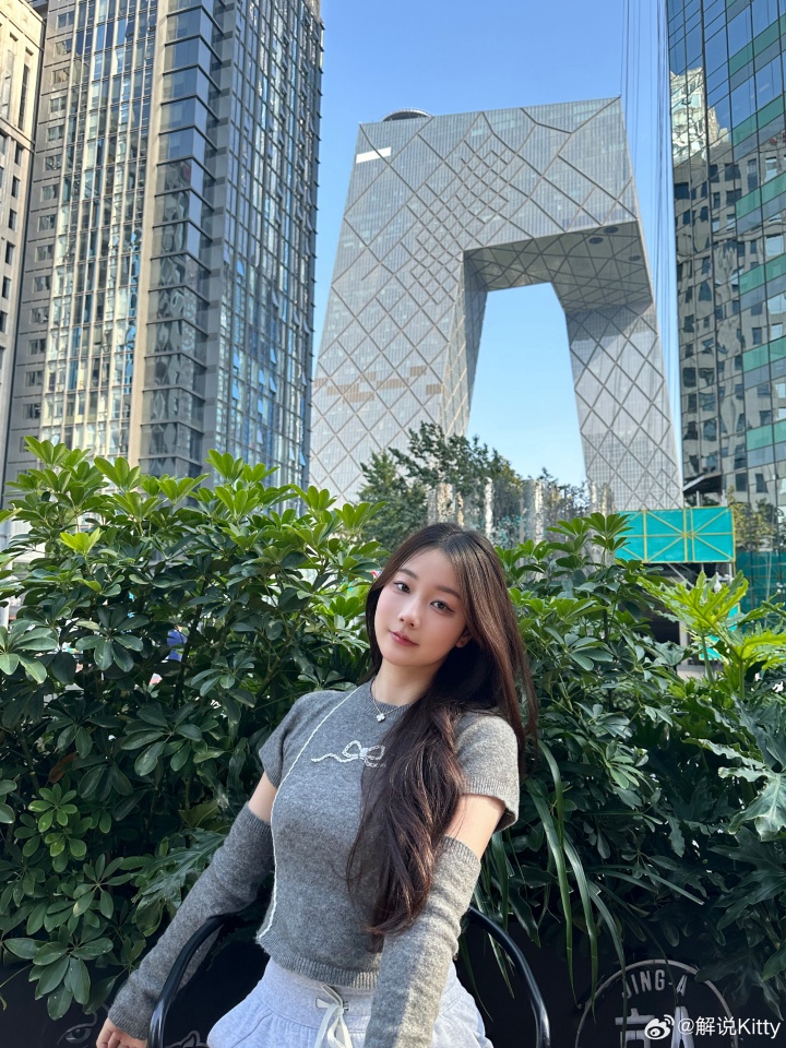 美女解说Kitty晒照：喜欢我这套穿搭么😍😍😍
