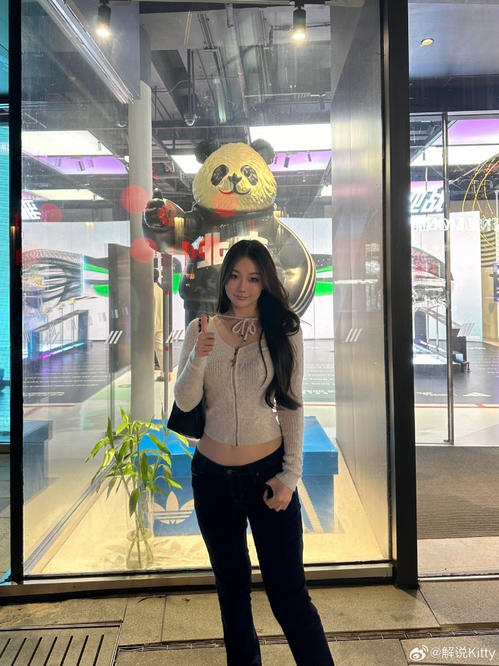 美女解说Kitty晒照：喜欢我这套穿搭么😍😍😍
