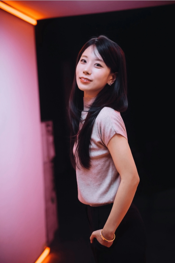 LCK主持人志宣晒照：2025全球总决赛的第一周很有趣