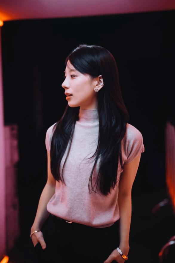 LCK主持人志宣晒照：2025全球总决赛的第一周很有趣