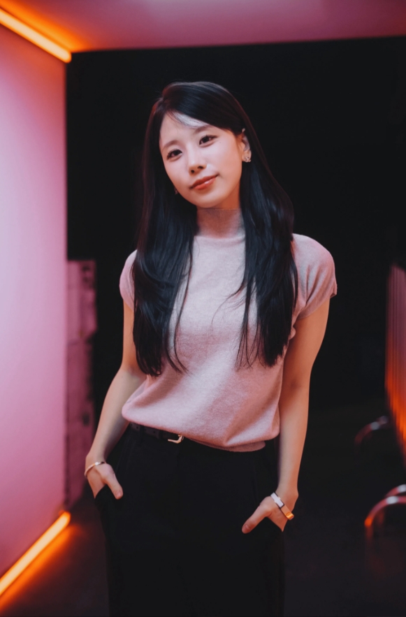 LCK主持人志宣晒照：2025全球总决赛的第一周很有趣