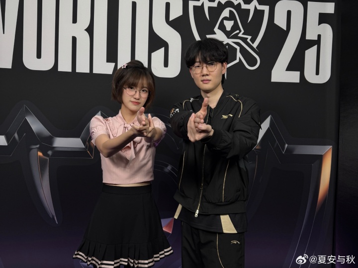 女主持人夏安分享S15工作照及日常：挽手余霜，还和Viper比手势~