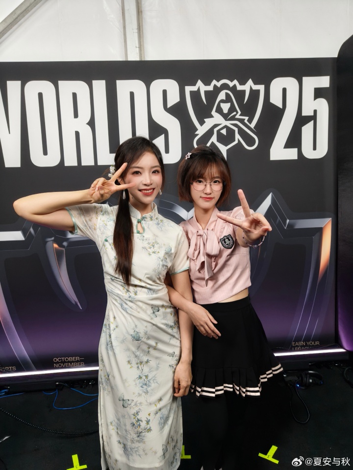 女主持人夏安分享S15工作照及日常：挽手余霜，还和Viper比手势~