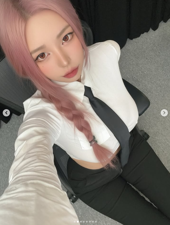 韩版《完蛋美女》演员晒照：这手办真大🤤