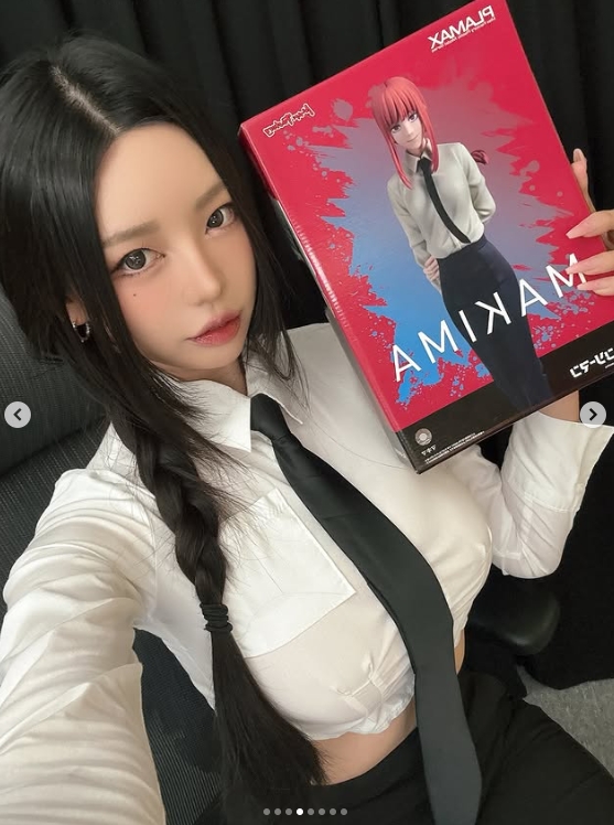 韩版《完蛋美女》演员晒照：这手办真大🤤