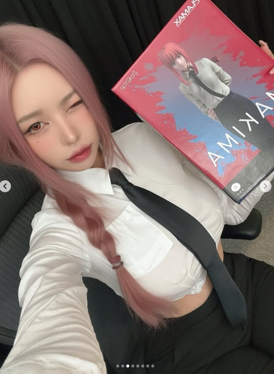 韩版《完蛋美女》演员晒照：这手办真大🤤