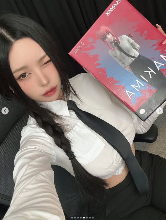 韩版《完蛋美女》演员晒照：这手办真大🤤