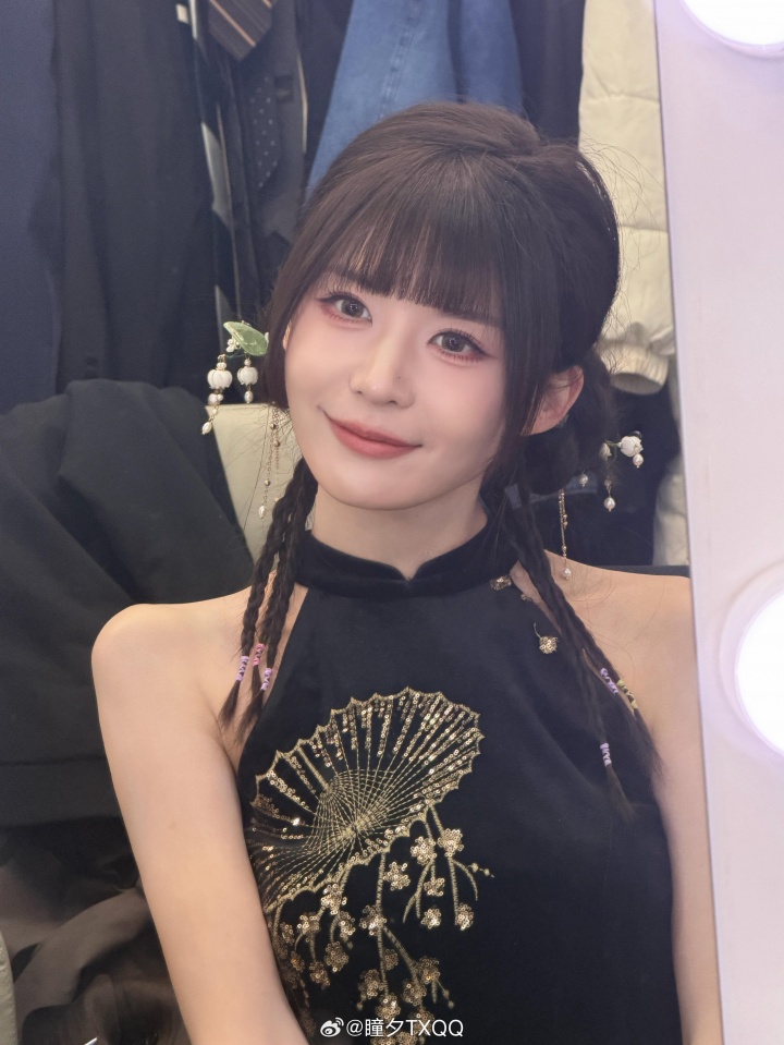 解说瞳夕赛后更博晒照：减肥成功被发现的世界很美好