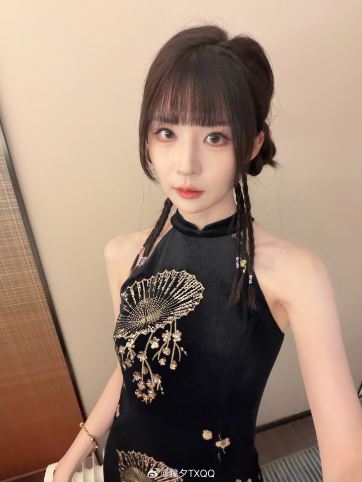 解说瞳夕赛后更博晒照：减肥成功被发现的世界很美好