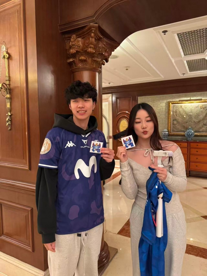 【QY球友会】MKOI晒出中单JOJO与解说Kitty合照:希望你喜欢Jojo带去的队服
