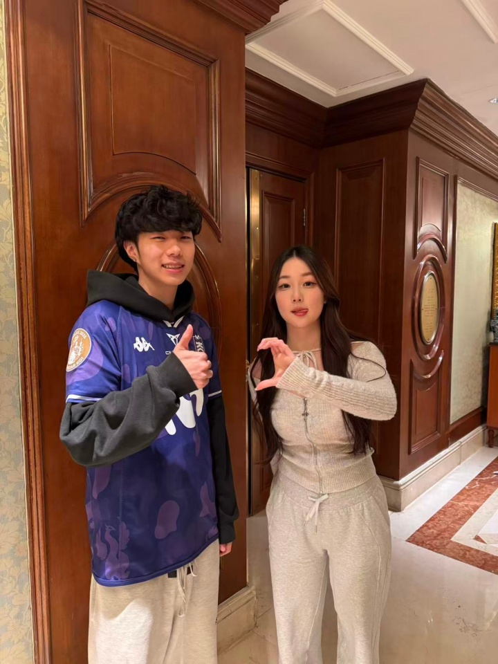 【万博电竞】MKOI晒出中单JOJO与解说Kitty合照:希望你喜欢Jojo带去的队服