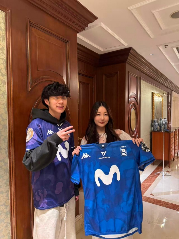 【QY球友会】MKOI晒出中单JOJO与解说Kitty合照:希望你喜欢Jojo带去的队服