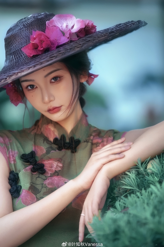 主播叶知秋晒照:今天是一个开心的日子 首先祝自己岁岁开心顺顺利利