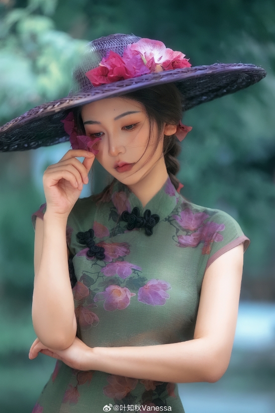 主播叶知秋晒照:今天是一个开心的日子 首先祝自己岁岁开心顺顺利利