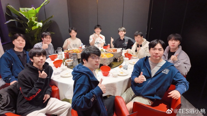 TES工作人员分享赛后聚餐合照：八强啦，孩子们先吃饭吧~